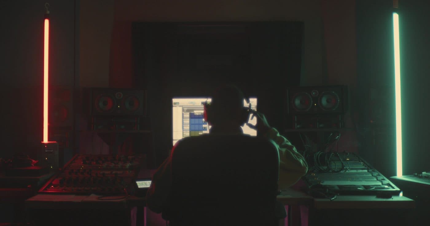 Studiotisch bei Nacht